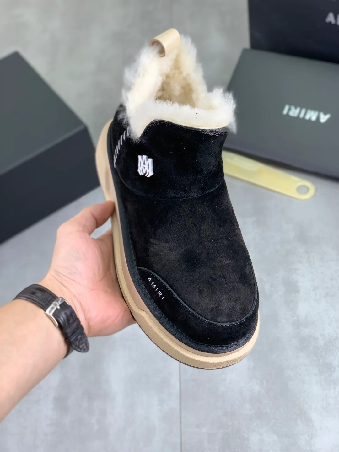 Men's shoes 💰P520 New high-quality fur-integrated Amiri Emile new winter wool shoes MA-1 wool shoes Amiri gave up the rock punk style in the new season. It uses a lot of unsaturated colors, Morandi tones, whether you see or wear them, it will make people very happy. The large tongue of the bread shoes continues, shortens the length of the shoe body, thickens the midsole, and the toe part is more rounded. Amiri's brand letters and MA logo appear on the side of the shoe. Fabric: Original custom imported first-layer frosted cowhide + real wool lining. Outsole TPU material. Bottom thickness 4CM. Color: three colors available. Size: #女 models 35-40